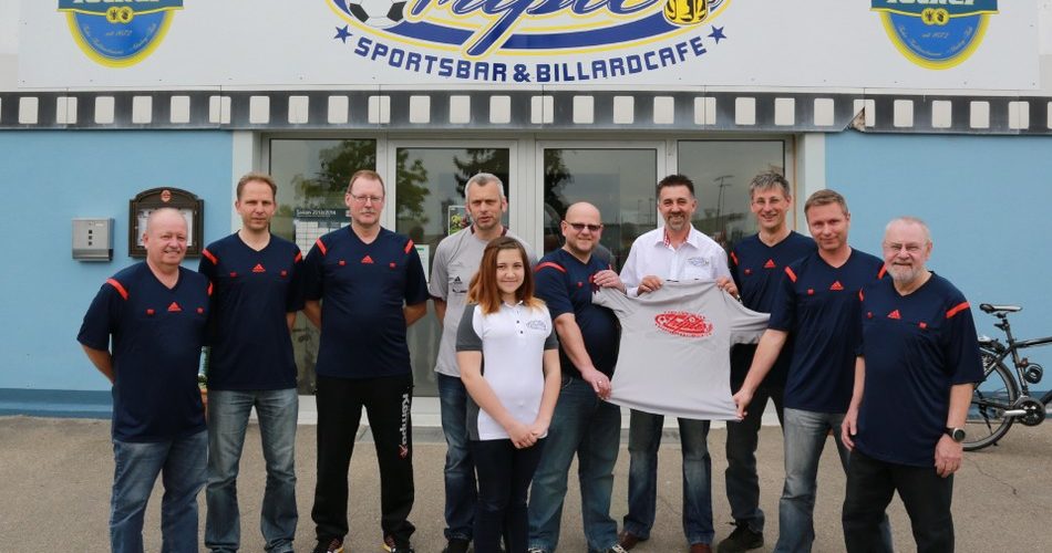 Übergabe der neuen Trikots an die Rothenburger Handball-Schiedsrichter vor der Triple Sportsbar